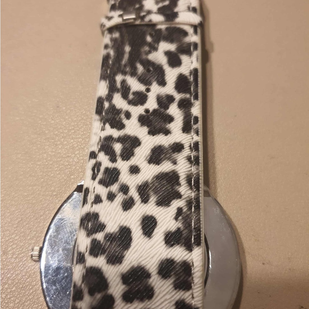 🦋10/$20🦋 Silver/Black Rhinestone Women's Watch w/Cheetah Print Band - Picture 4 of 5